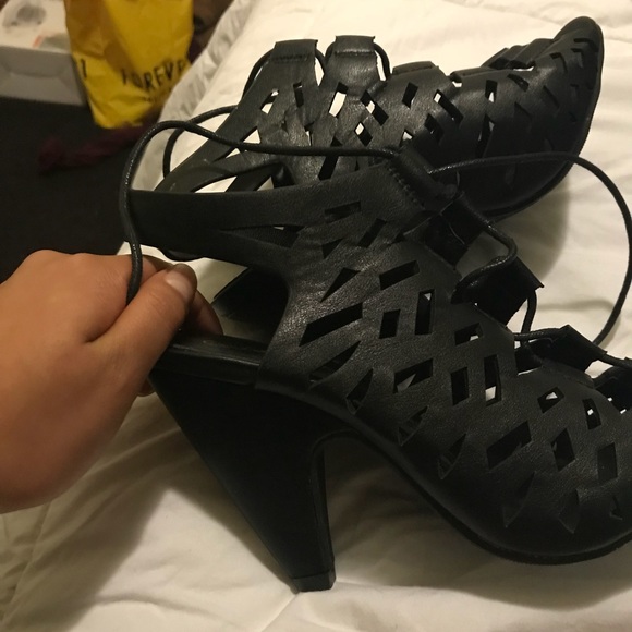 Caged lace up heels - Picture 2 of 3